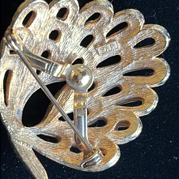 Vintage JJ Jonette abstract peacock gold tone metal brooch lucky charm - Image 4