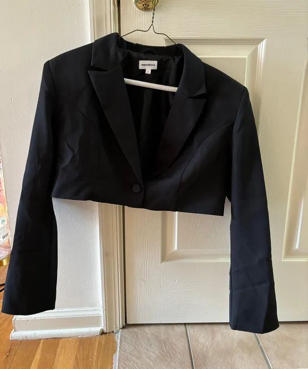 Revolve Cropped Blazer - Image 3