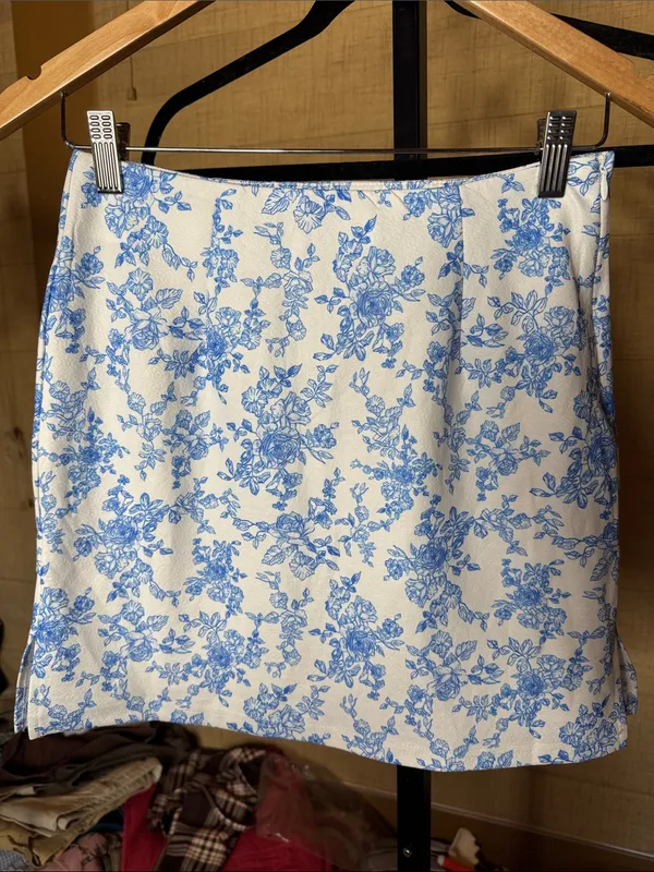 WDIRARA Blue White Floral 2 Piece Tie Strap Crop Top Mini Skirt Set Small - Image 9