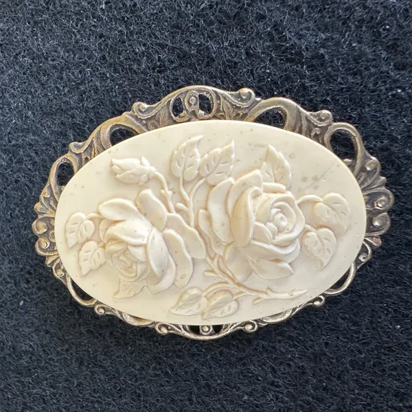 Vintage Cream Rose Cameo Brooch‎ Antiqued Gold Tone Filigree Floral Pin 2in EUC - Image 2