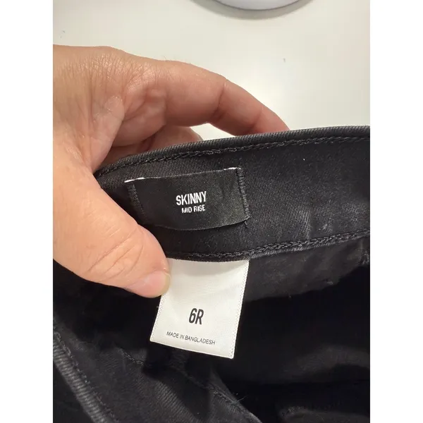 Express Mid Rise Skinny Jeans Black Distressed Raw Hem Women Size 6R‎ - Image 6