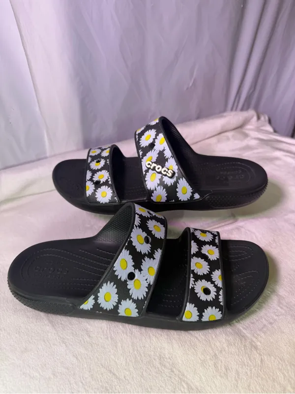 CROCS Black Daisy-Print Dual-Strap Kids Sandals - Image 2