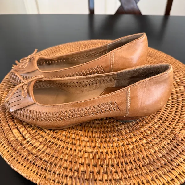Tempos Vintage Tan Leather Woven Kiltie Fringe Kitten Heel Pumps Brazil 8B - Image 5