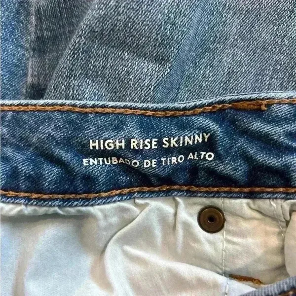Universal Threads blue distressed high rise skinny jeans in size 4 / 27 - Image 6