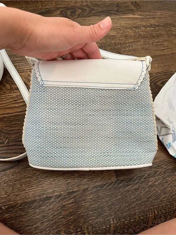 Liz Claiborne White and Light Blue woven Scalloped Crossbody Bag USED - Image 3