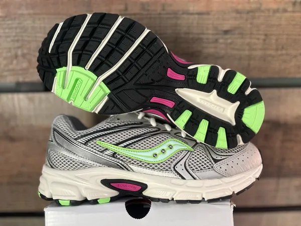 Saucony running shoe. Unisex style  - Image 4