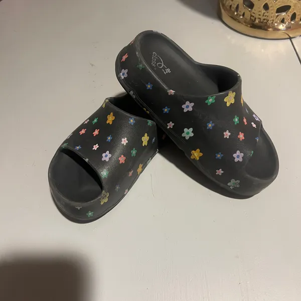 Girls’ Platform Flip-Flops – Size 13 Cute and stylish girls’ platform flip-flops in size 13. They have been gently used and are still in good overall condition. Please see the photos for details and minor signs of wear. Perfect for everyday wear, summer outfits, or casual occasions. 👡✨ - Image 3