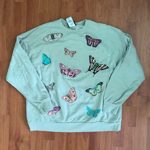 Special Thanks Butterfly Graphic Sweatshirt - Image 4