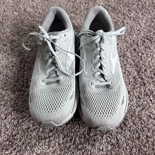 light gray Brooks Ghost 15 women's running shoes - Image 2
