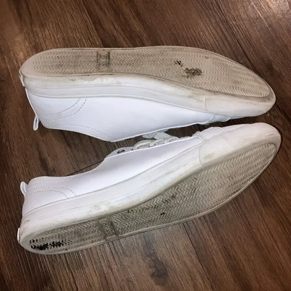 GUESS Leather Size 8.5 Catching White Red Triangle Women’s Sneakers. Preloved - Image 7