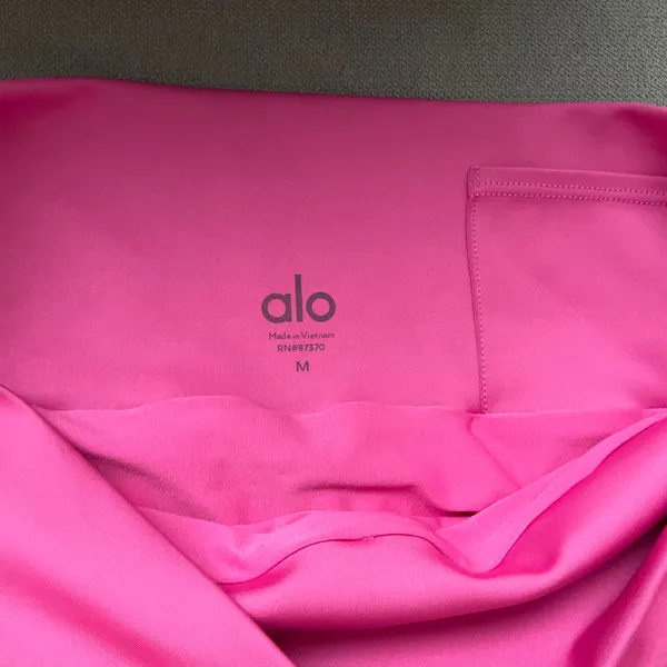 Alo Yoga Gold Medal Short Paradise Pink M - Image 3