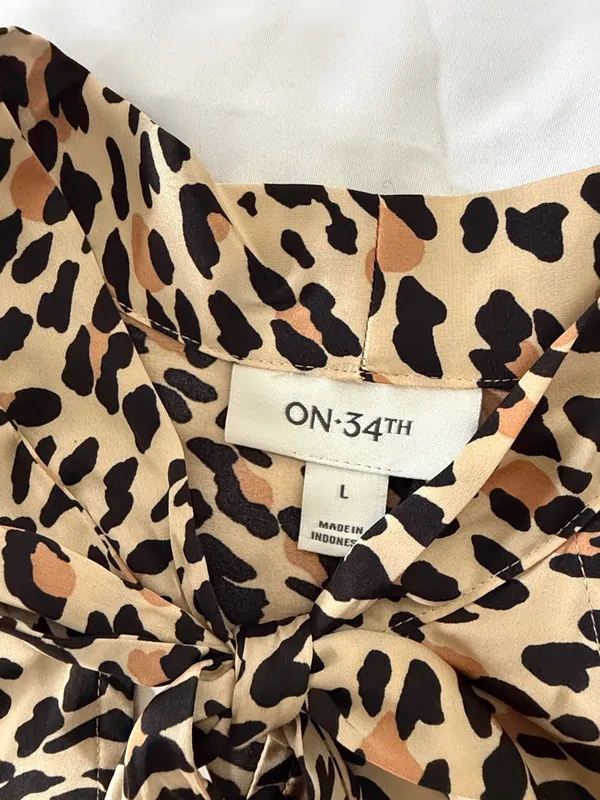Sleeveless Pleated Leopard Midi Dress in Tan and Black - Image 2