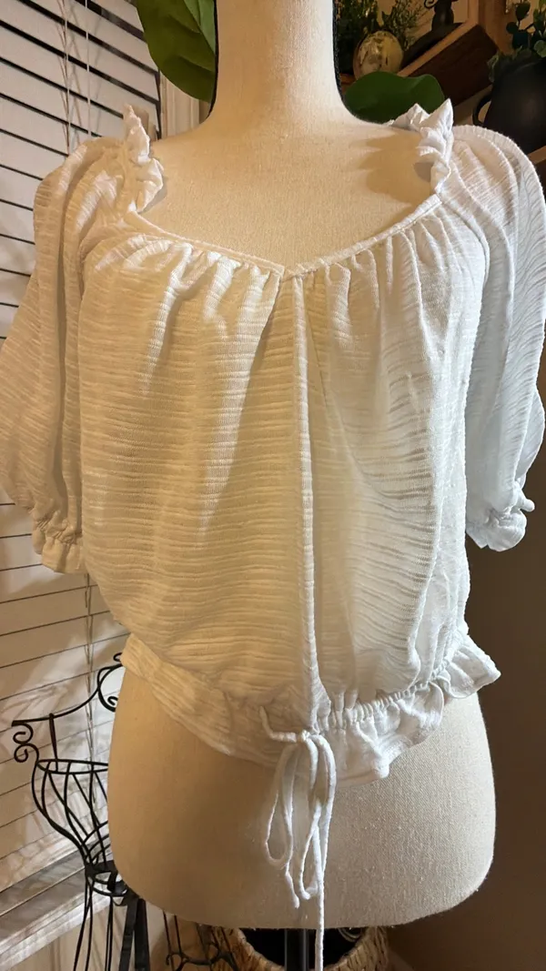 Free People Lightweight floral blouse with long sleeves. Scoop neckline and double tie-front - Image 2