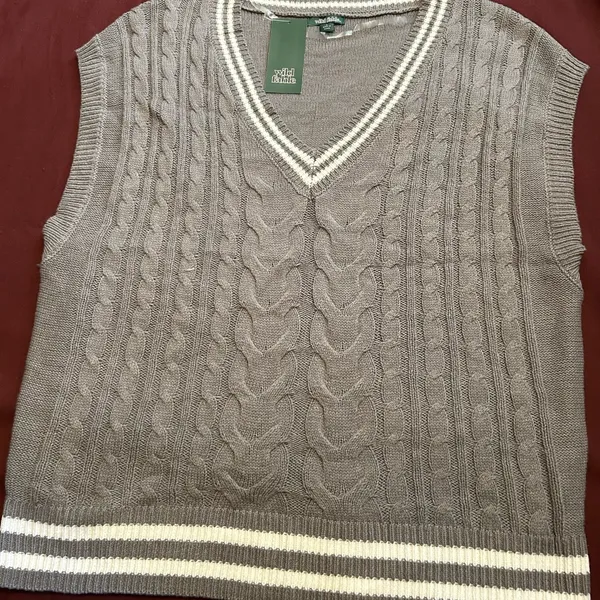 wild fable grey Cable-Knit V-Neck Sweater Vest with Ivory Trim - Image 3