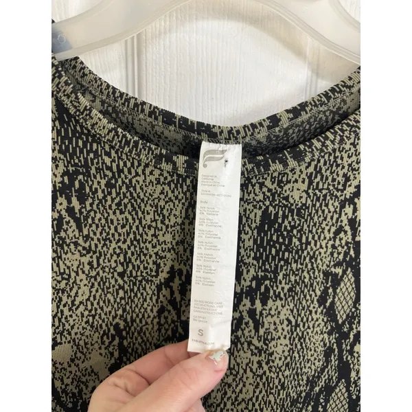 Fabletics Kamila Seamless Long Sleeve Crop Top S Snakeskin Print Scales Reptile - Image 4