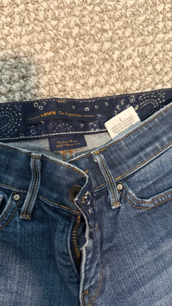Classic Levi’s “Perfect Waist” Dark Blue 525 Bootcut Jeans size 2, 99% cotton - Image 2