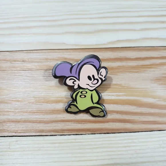 Disney Dopey Enamel Pin Snow‎ White Purple Hat - Image 2