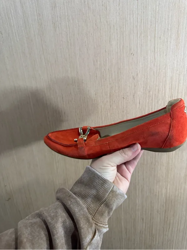 Anne Klein Iflex Red Orange Suede Loafers with Gold Chain Trim Size 7.5 - Image 3
