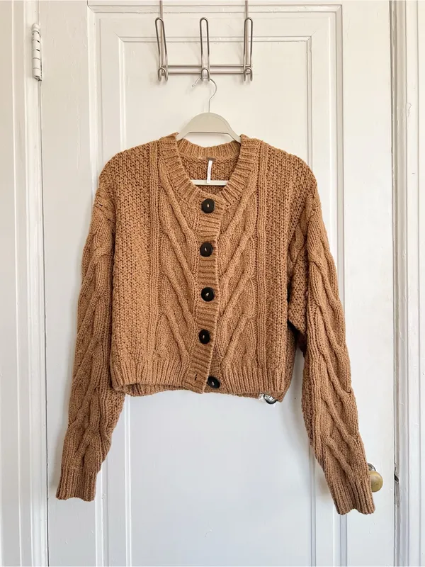 Free People • Bonfire Cable Knit Cardi cropped cardigan sweater chunky brown - Image 2
