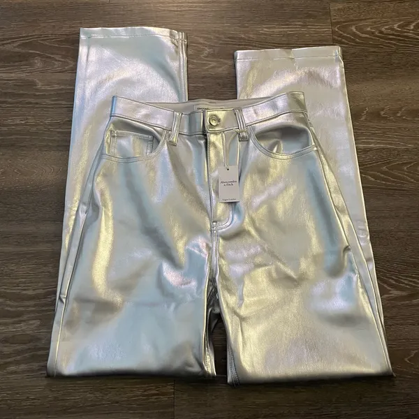 NWT Abercrombie & Fitch 90s ultra high rise Vegan leather straight jeans in silver. Size 28 - Image 7