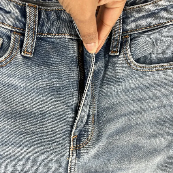Hollister Ultra High Rise Mom Jean Womens Size 27 Light Wash‎ Denim Tapered Leg - Image 15