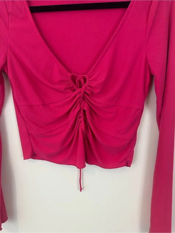 Urban Outfitters Pink Ruched Long-Sleeve Crop Top Ribbed Material Size Medium - Image 3