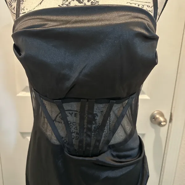 Toleen Elegant Satin Black Evening Gown with Sheer Waist Panel - Image 3