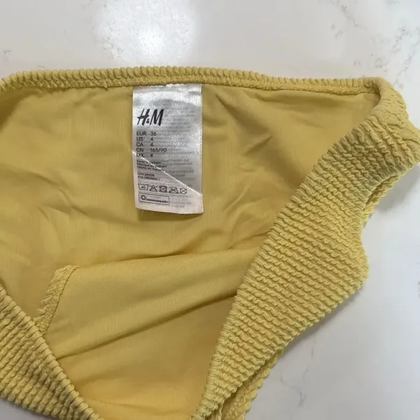 H&M Stylish Bikini Set in White, Yellow, and Snake Print. Size Medium/Small. - Image 9
