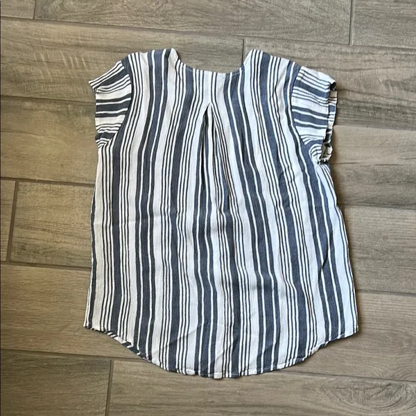 Liz Claiborne Flutter Sleeve White and Blue Blouse - Image 5
