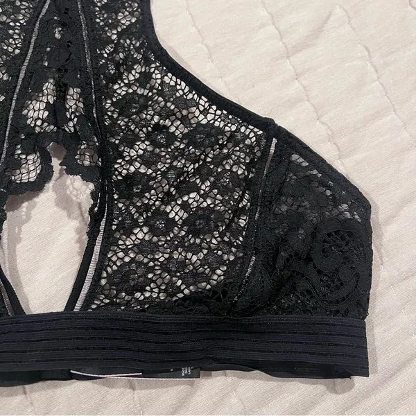 Victoria’s Secret Black Lace Keyhole Halter Bralette in Size Large - Image 6