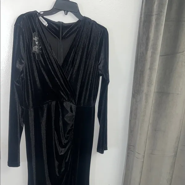 Elegant Velvet/ Deep V-neck, long sleeve, side slit, long length empire waist XL - Image 4