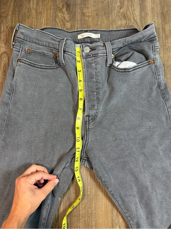Levi's High-Rise Straight Jeans in Light Blue-Gray Wash - Image 7
