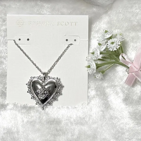 🩶🌸 Mallory Rose Locket Short Pendant Necklace from Kendra Scott. - Image 2