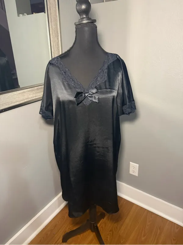 VTG Victoria's Secret Gold Label satin lace trim bow black nighty M/L. - Image 2