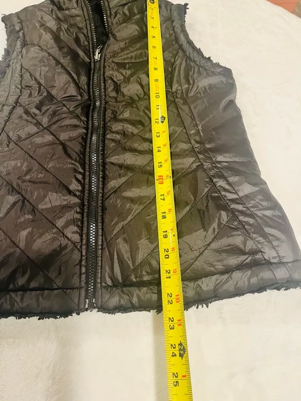 Reversible Faux Fur & Quilted Puffer Vest - Black - Image 5