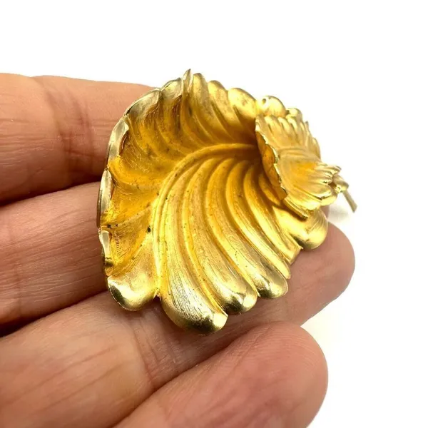 Gold tone vintage double feather brooch - Image 5