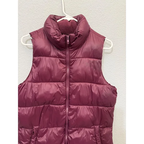Old Navy‎ Womens M Tall Puffer Vest Burgundy Fleece Lined Quilted Mock Neck - Image 11