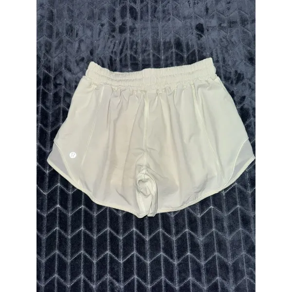 Lululemon Women Hotty Hot Low Rise UnLined Short Light Green Sz 4 - Image 2