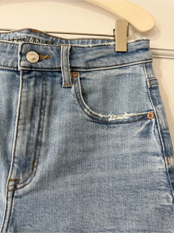 American Eagle Jean Shorts Womens Mom Short Light Wash Denim Blue - Image 2