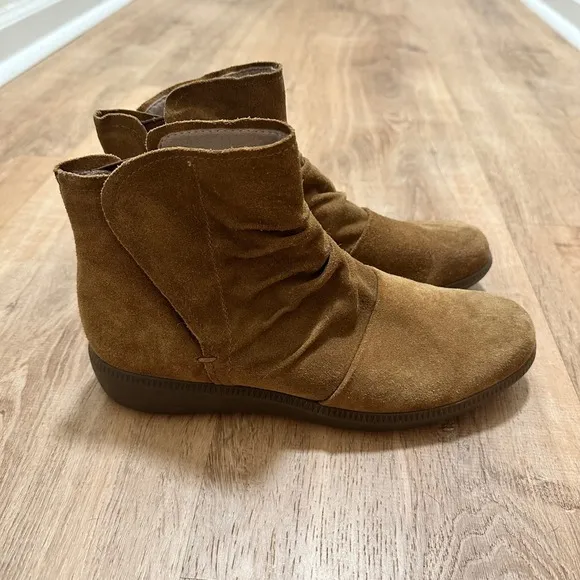 MUNRO | Women's‎ Scout Brown Suede Ruched Ankle Boots - Image 4