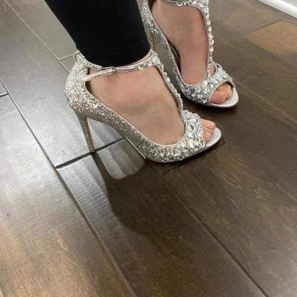 NEW Badgley Mischka Women’s Conroy T Strap Evening Sandals Shoes - Image 9
