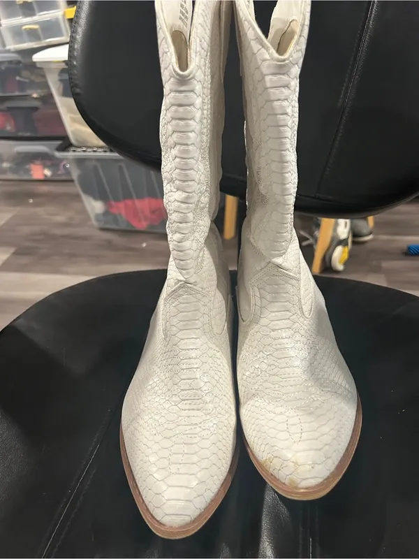 Coconuts by Matisse White Textured Western Heeled Boots see front for flaw - Image 13