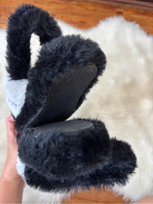 Open Toe Cozy Black and Gray Faux Fur Slippers - Image 5