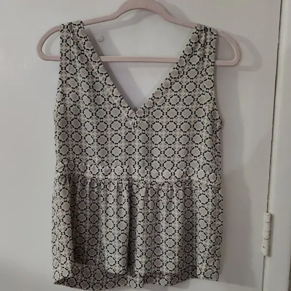 LOFT V-Neck Peplum Geometric Mosaic Print Top 4P Petite Boho Balletcore Classic - Image 4