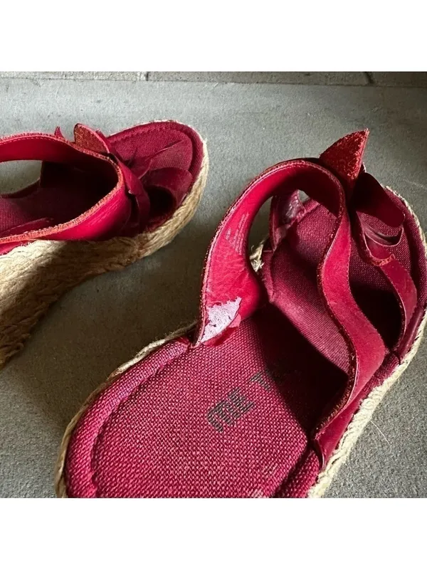 Me Too red flower wedge sandal size 7 - Image 4