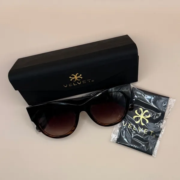 Velvet Eyewear‎ Chelsea Black Tortoise Cat Eye Sunglasses Brown Gradient NIB - Image 3