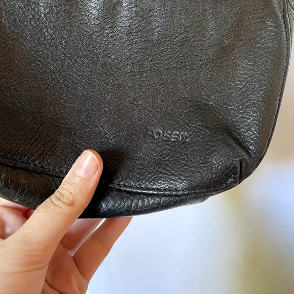 Fossil black leather shoulder bag zip‎ closure two pockets adjustable straps - Image 4