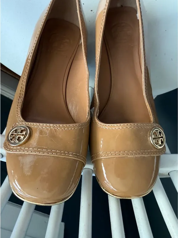 Tory Burch Tan Patent Leather Mary Jane Pumps with Logo Accent - Image 5