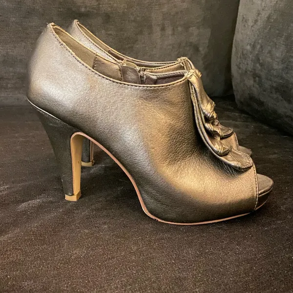 Madden Girl Gunmetal Ruffle Peep Toe Booties | Metallic Ankle Heels Size 7 Shoes - Image 4