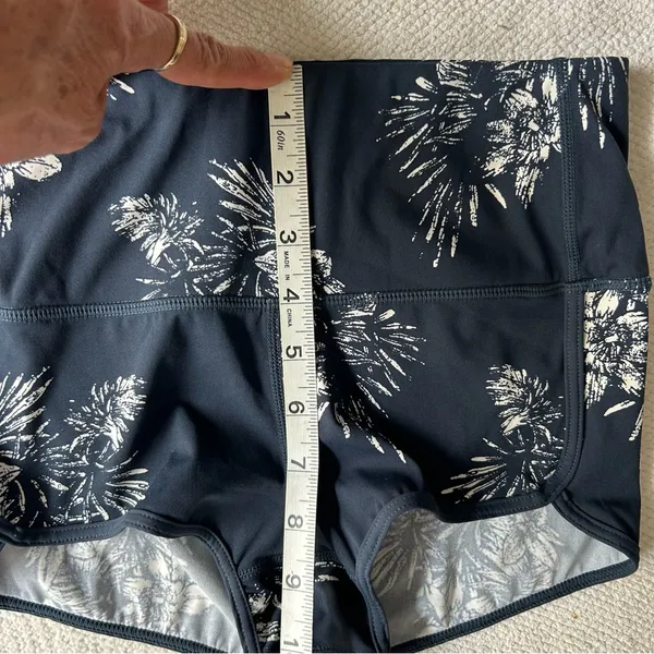 Vuori Navy Floral Activewear - Image 5